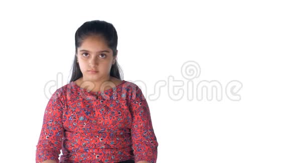 印第安女孩在白色背景的文字上禁止虐待儿童视频的预览图