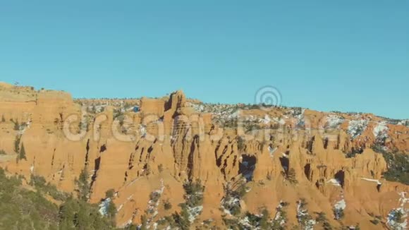 冬天的红峡谷胡杜斯迪克西国家森林美国犹他州鸟瞰图视频的预览图
