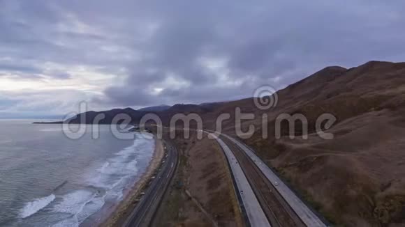 沿太平洋1号高速公路和101号高速公路加州美国鸟瞰图视频的预览图