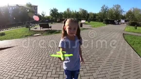 小男孩带着玩具飞机跑步视频的预览图