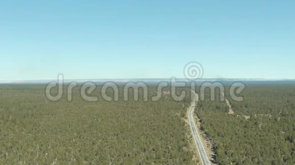 凯巴国家森林大峡谷和公路美国亚利桑那州鸟瞰图视频的预览图