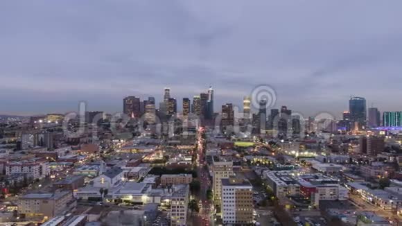 洛杉矶市中心在黄昏加州美国鸟瞰图视频的预览图