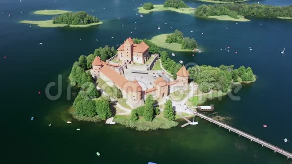 位于立陶宛加尔维湖上的特拉凯童话城堡的鸟瞰图视频的预览图