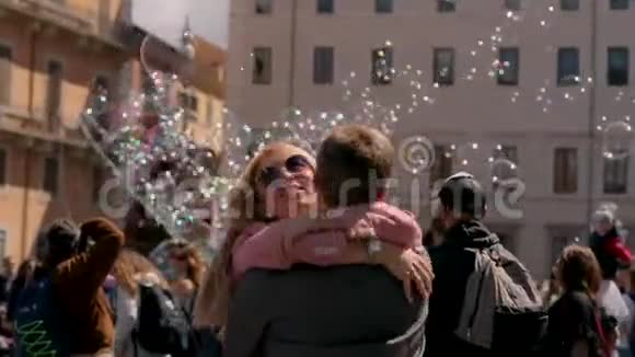 恋爱中的年轻夫妇在罗马市中心的老建筑前玩得很开心两个人拥抱在一起视频的预览图