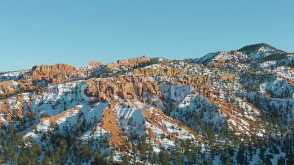 冬天的红峡谷胡杜斯迪克西国家森林美国犹他州鸟瞰图视频的预览图