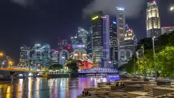 新加坡滨海湾商务金融中心和摩天大楼大楼夜间时间超移视频的预览图