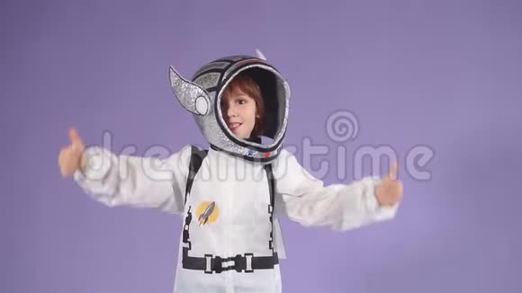穿着宇航员套装的可爱小男孩的肖像视频的预览图