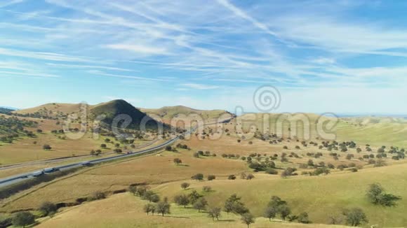 公路和丘陵乡村景观克恩县加州美国空中景观视频的预览图