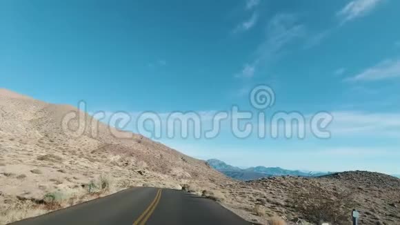 在死亡谷国家公园阳光明媚的日子开车上路美国加利福尼亚视频的预览图
