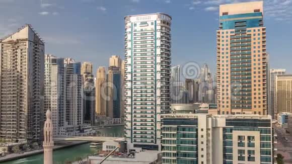 迪拜码头摩天大楼带有豪华游艇的港口和码头长廊的空中时光迪拜阿拉伯联合酋长国视频的预览图