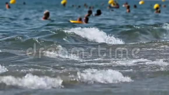 暑假地中海HA罗特奥西塔尼法国浪中的人视频的预览图