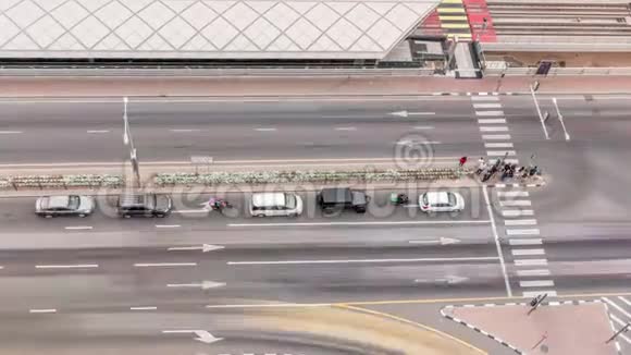 在迪拜码头与汽车和电车站交叉从上面的时间段可以看到铁路航空景观视频的预览图