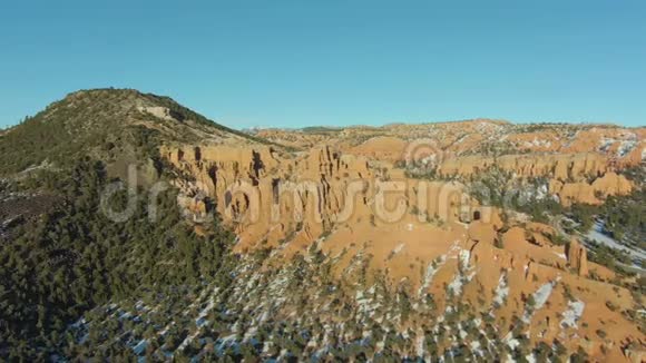 冬天的红色峡谷迪克西国家森林美国犹他州鸟瞰图视频的预览图