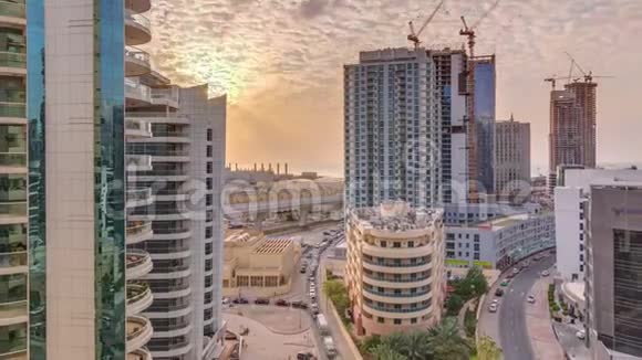 迪拜码头摩天大楼港口豪华游艇和码头长廊空中日落时间视频的预览图