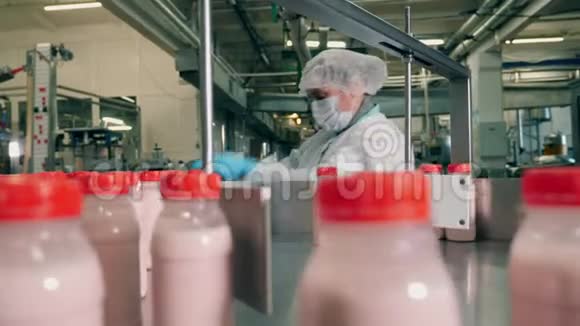 工厂员工正在清除有缺陷的奶瓶视频的预览图