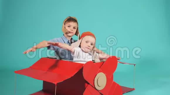 兴奋的小男孩在红色玩具飞机上飞行视频的预览图