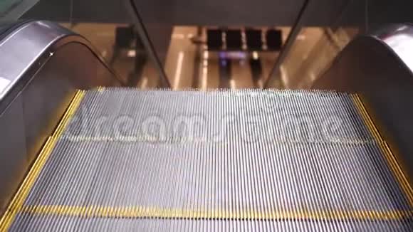 机场或地铁的自动扶梯扶梯上台阶特写视频的预览图
