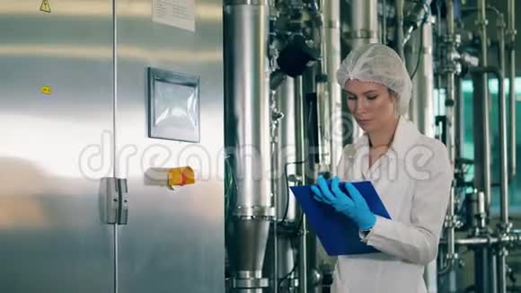 工厂设备由一名女员工管理这是一家现代化的食品工厂视频的预览图