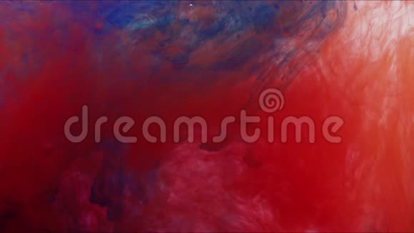 特写镜头五颜六色的混合水粉云并在缓慢的运动背景或背景用烟或墨水视频的预览图