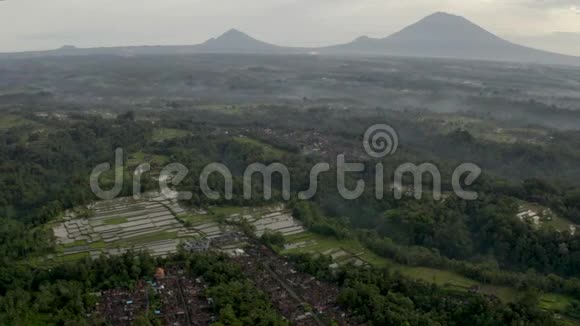 巴厘岛特加拉朗水稻梯田空中视频看阿贡火山视频的预览图