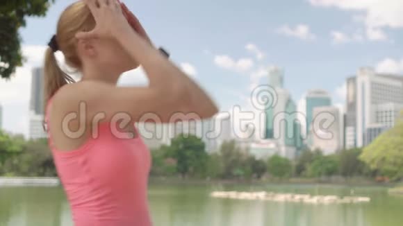 美丽的年轻女子在公园慢跑适合女性运动健身训练做马尾辫视频的预览图