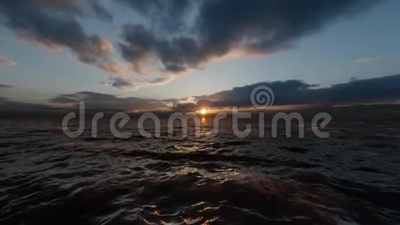 日落前的太阳之旅在汹涌的海洋上3D视图视频的预览图