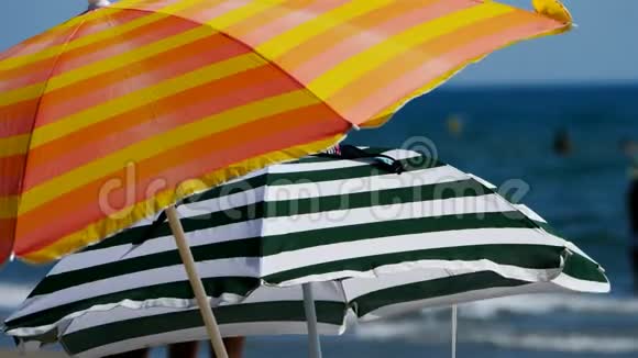法国南部的海滩伞夏天的地中海视频的预览图