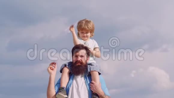 夏天在草地上快乐的父子儿童飞行员与飞机梦想旅行父亲节概念视频的预览图