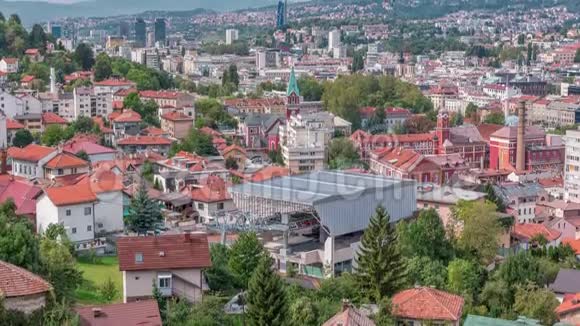 城市全景缆车从萨拉热窝车站上下移动到山区波斯尼亚和黑塞哥维那视频的预览图