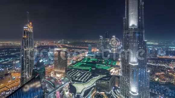 带购物中心喷泉和哈利法塔空中夜景的迪拜市区全景视频的预览图