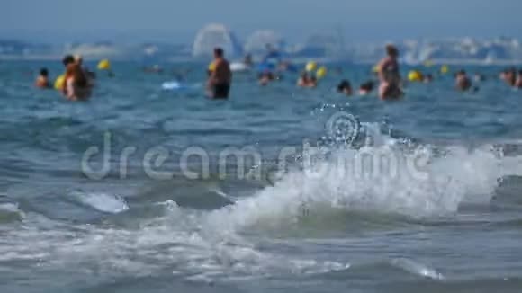 暑假地中海赫劳特奥奇塔尼法国浪中的人视频的预览图