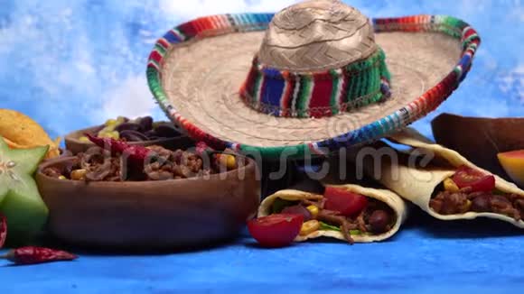 墨西哥食物混合着五颜六色的颜色索布雷罗和墨西哥食品加玉米饼视频的预览图