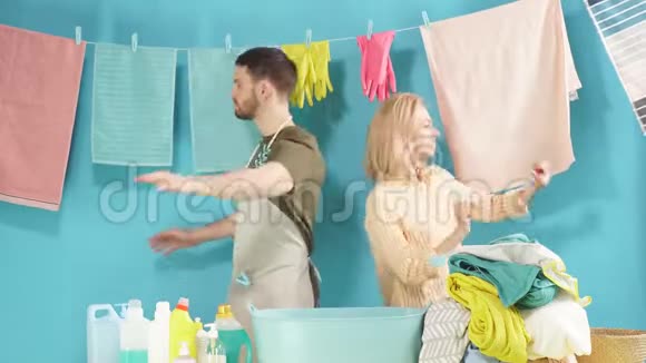 有趣的疯狂情侣在洗衣房跳舞视频的预览图