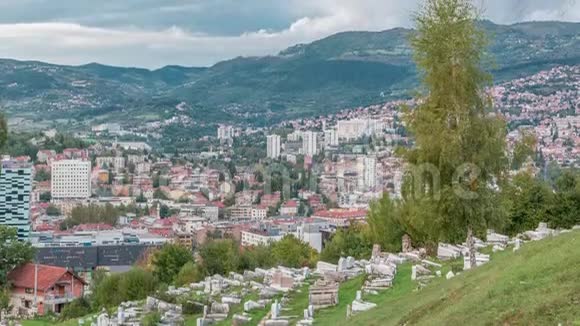 萨拉热窝旧犹太墓地时间的城市全景图视频的预览图