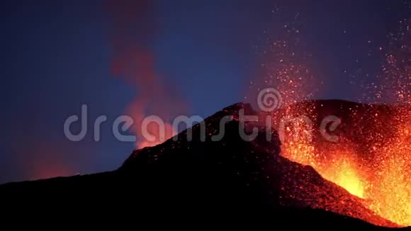 冰岛EyjafjallajAkull火山爆发一个炽热的熔岩喷泉视频的预览图