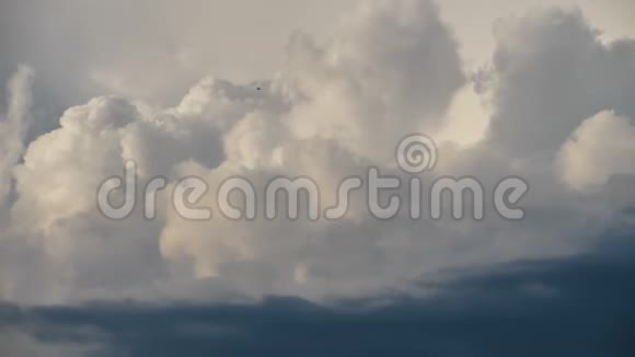 多云的天空天空中的云视频的预览图