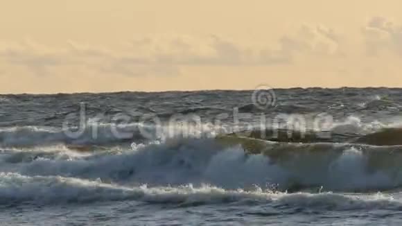 暴风雨期间的巨浪视频的预览图