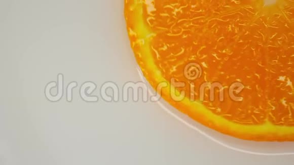 橙色切片水果打开白色背景健康饮食理念平躺俯视视频的预览图