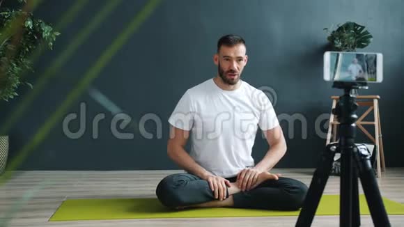 帅哥vlogger录制视频教程做瑜伽工作室视频的预览图