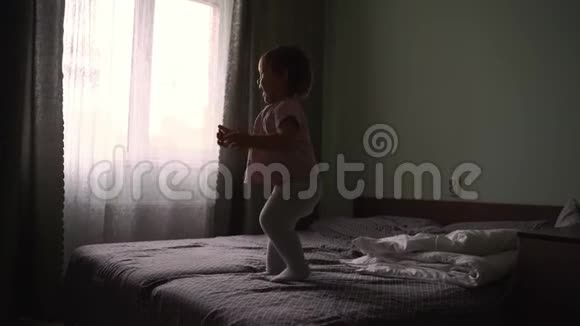 幼儿宝宝在床上跳跃家庭生活方式与幼儿儿童的能量视频的预览图