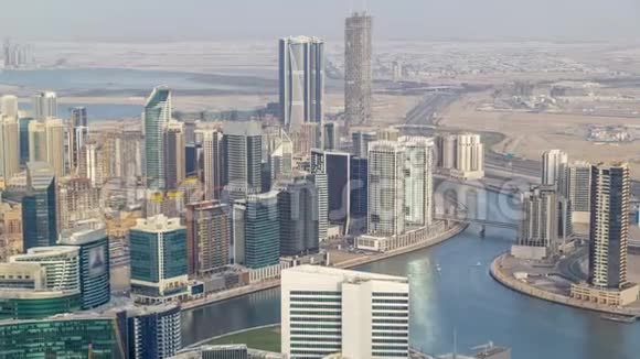 傍晚时分迪拜商务湾塔楼的全景鸟瞰图视频的预览图