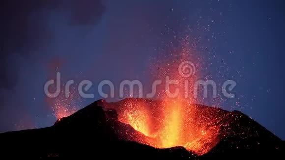 冰岛EyjafjallajAkull火山爆发一个炽热的熔岩喷泉视频的预览图