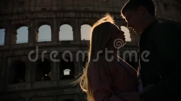 罗马斗兽场的浪漫爱情旅行组合一个年轻的黑发男人她爱着一个美丽的金发女郎视频的预览图