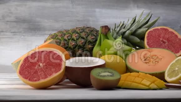 热带水果背景多种多彩成熟新鲜的热带异国水果视频的预览图