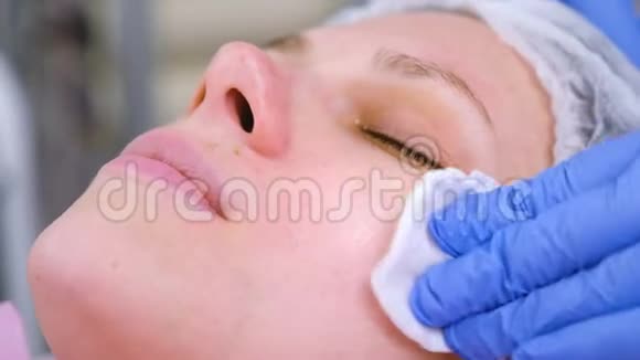 美容师用化妆棉洗女人脸洗洗脸视频的预览图