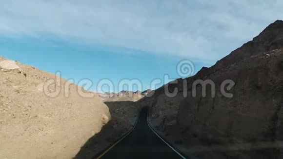 汽车在死亡谷国家公园的道路上行驶艺术家大道美国加利福尼亚视频的预览图