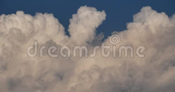多云的天空云在蓝天上飞舞视频的预览图