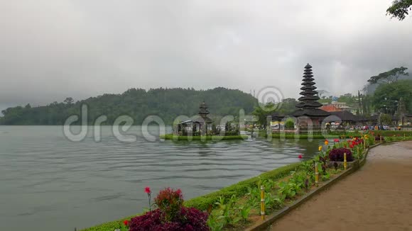 巴厘岛普拉乌伦达努布拉坦寺的景观视频的预览图