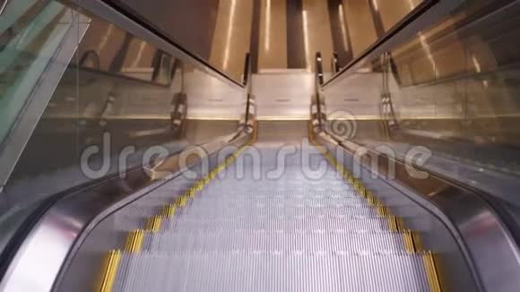 地铁或机场的现代自动扶梯在没有人的情况下运行视频的预览图
