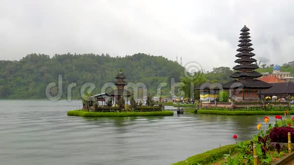 巴厘岛普拉乌伦达努布拉坦寺的景观视频的预览图